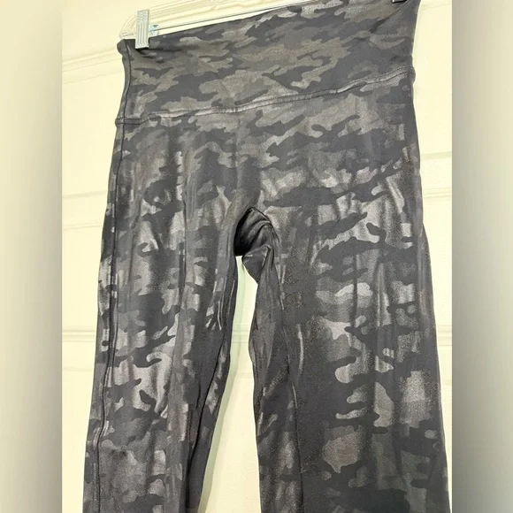 SPANX black camo leggings - Picture 3 of 7